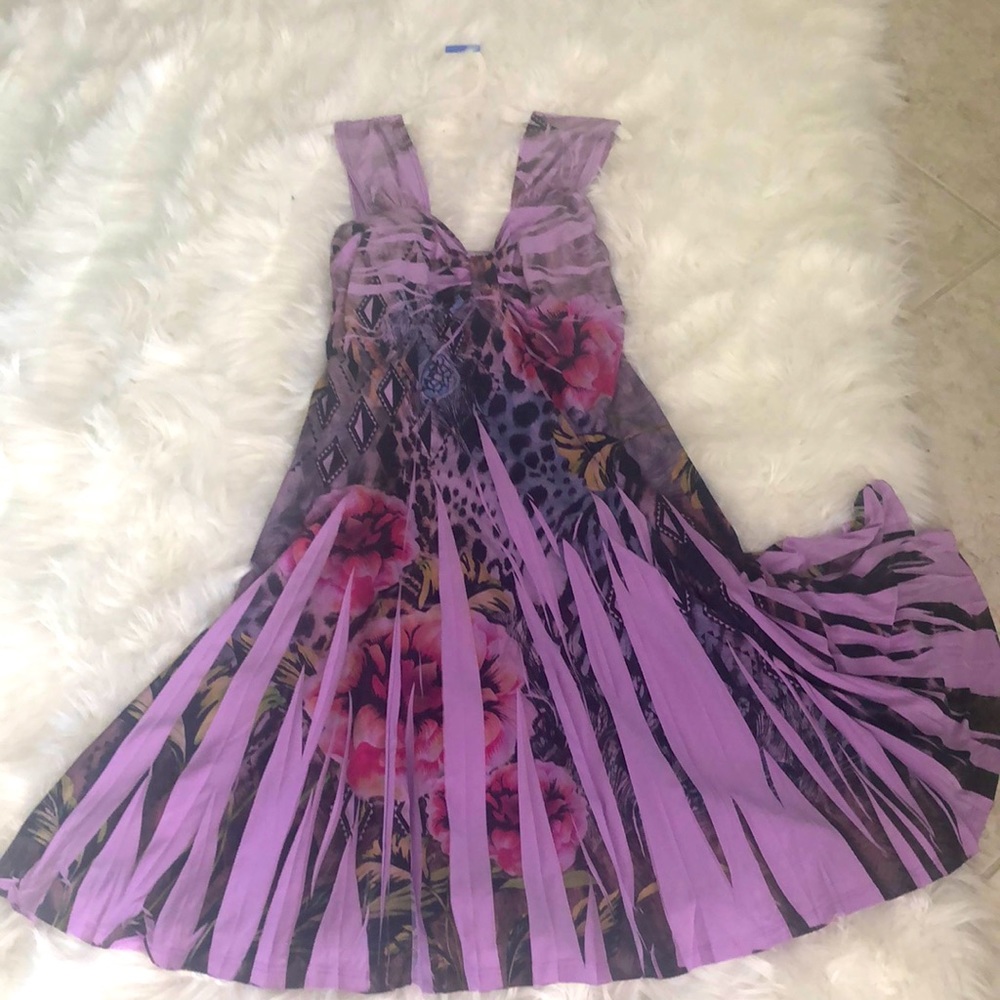 Beautiful material and colors. Light weight airy mid length summer dress.